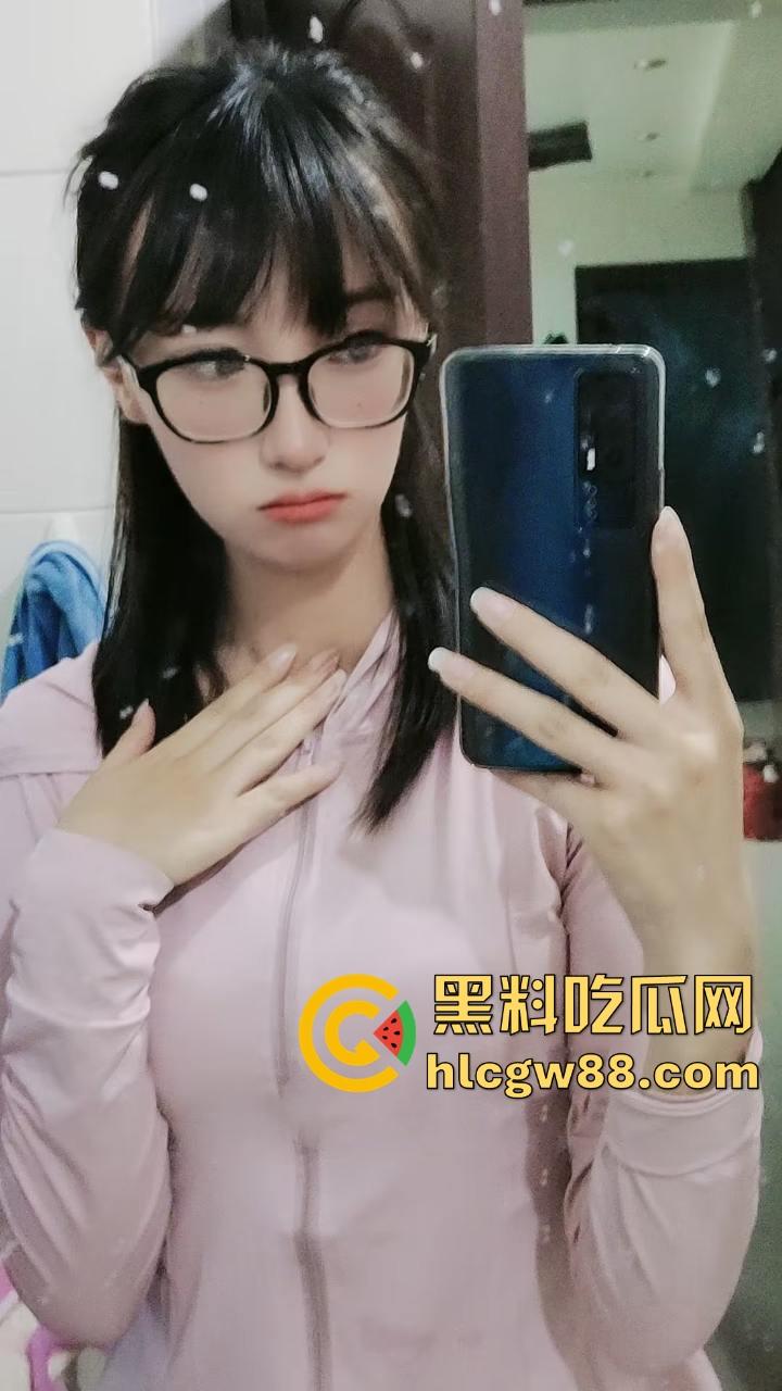 湖北职业技术学院大一嫩妹【赵晓然】网络聊骚被渣男骗裸照 露出美乳和嫩逼疯狂自慰！-7