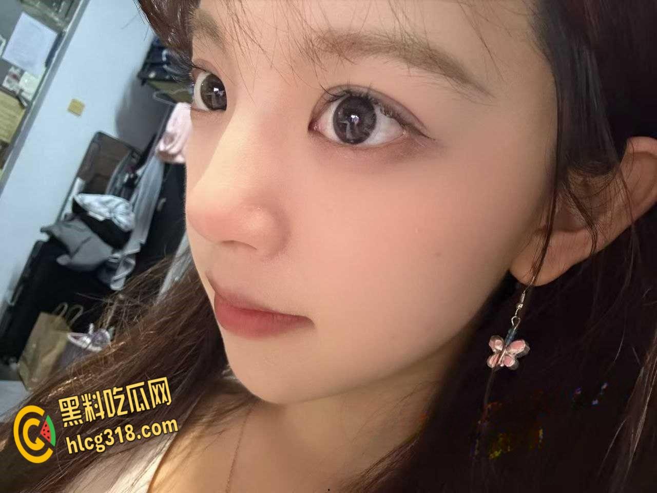 南京工业大学【王诗瑶】，白丝开裆裤当狗溜，跪在地上吃着大屌还比耶！-3