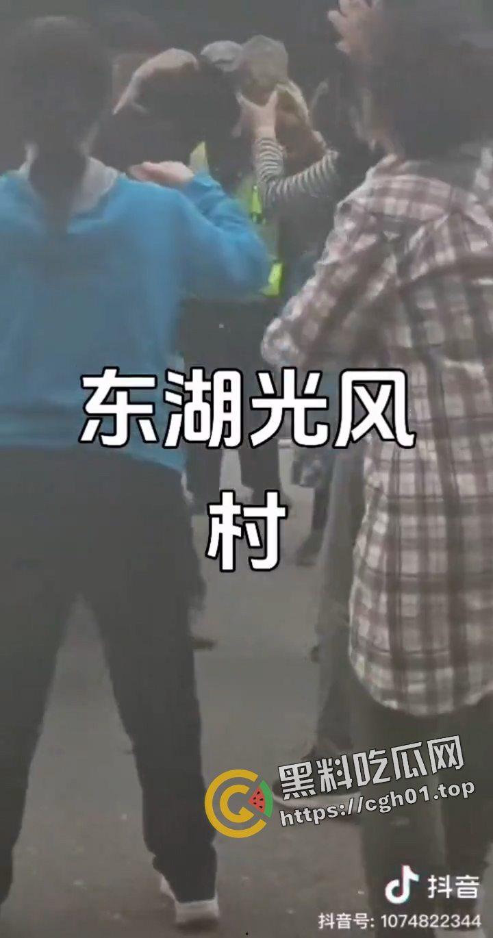 武汉东湖风光村强拆事件！拆迁队和村民大混战 警察在一旁无动于衷 相关话题全网删除 现场视频流出-4