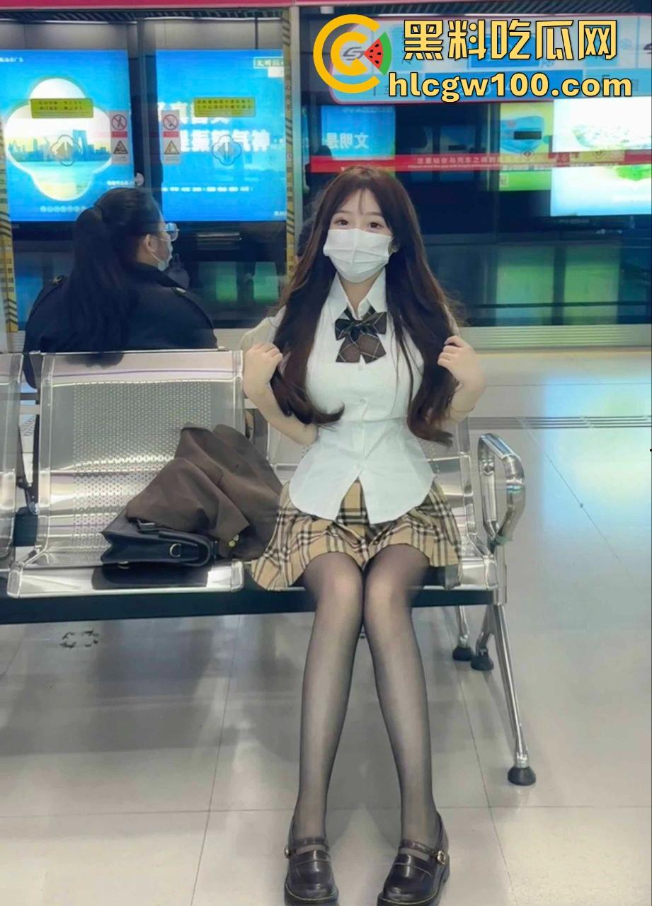 白袜萝莉被大神带进酒店彻底调教，藤条抽到逼红屁肿， 无套爆操射满嫩穴，舔鸡巴展现母狗觉醒！-4