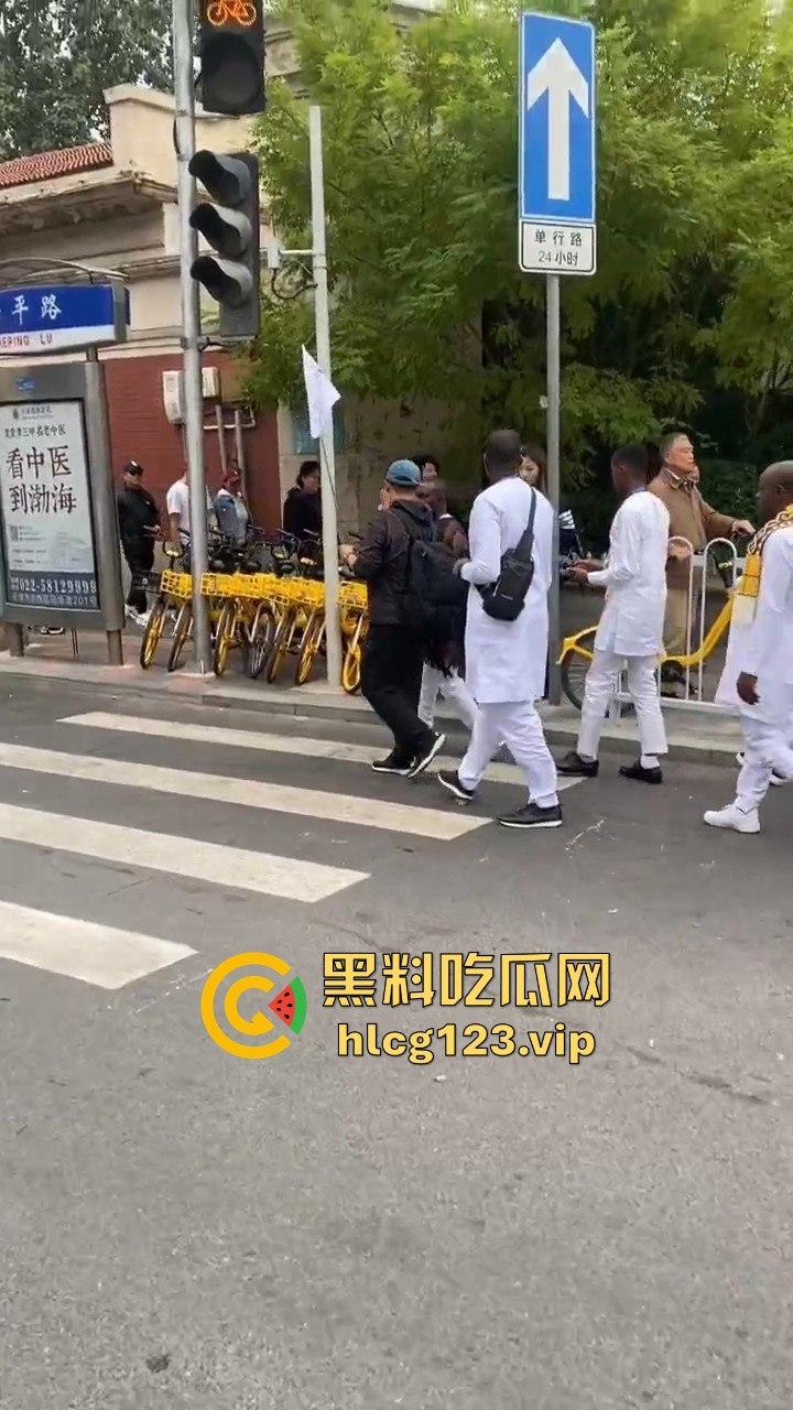 天津变黑人街？满大街全是黑哥们，非洲旅游团来考察，想当下一个广州？-10