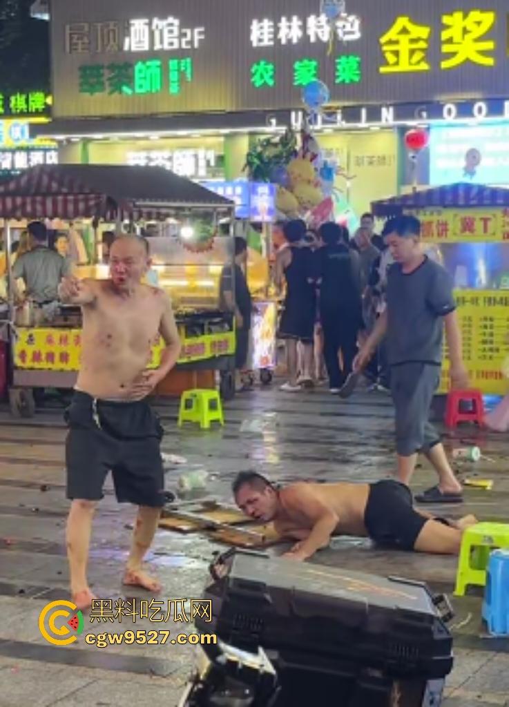 桂林正阳步行街血战爆发！两老汉调戏美女引男朋友群殴，塑料凳飞舞爆头，女友最后不忘怒踹头颅！-8