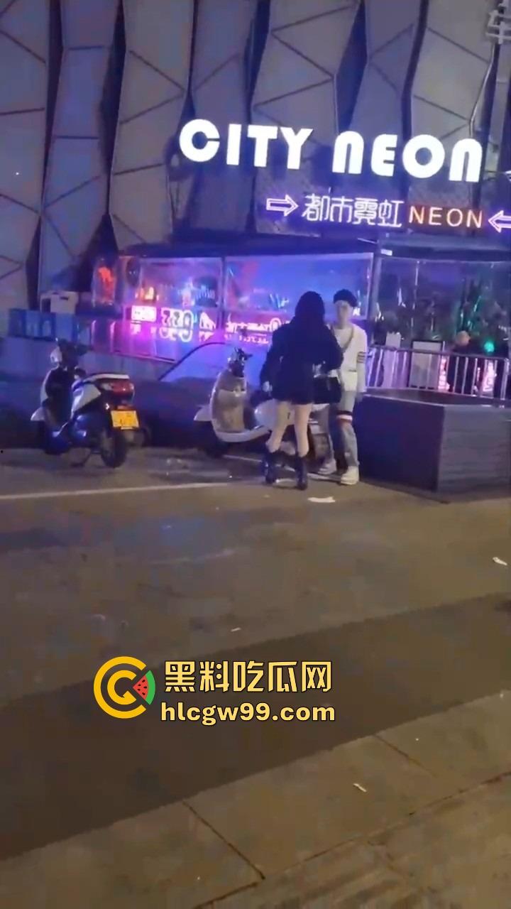集美饭吃了东西买了酒喝了,最后一句我要跟闺蜜回家?兄弟直接西格玛男人觉醒,这到嘴得鸭子还能飞了?-3