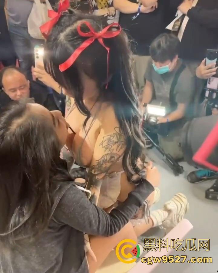 全世界最巅峰的成人展！巨乳肥臀的女神各种骚拍，和观众热情互动舔逼，为你双眼打开见识圈！-6