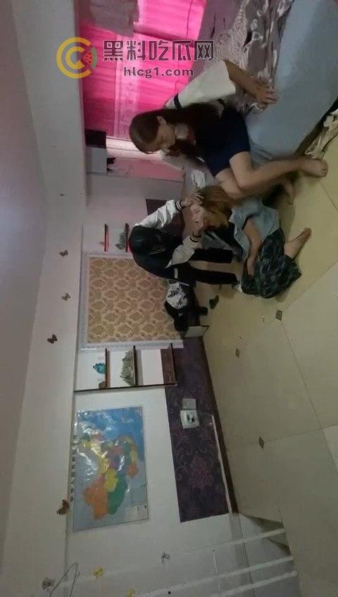 出租屋惊现霸凌事件！精神小伙小妹操控女孩，出租屋成霸凌舞台！-6