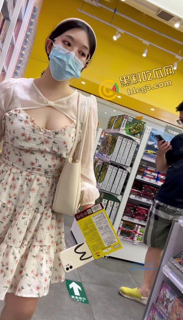 街拍裙底大合集！看看你七夕的想操的白月光女神 下面都花了哪些心思-13