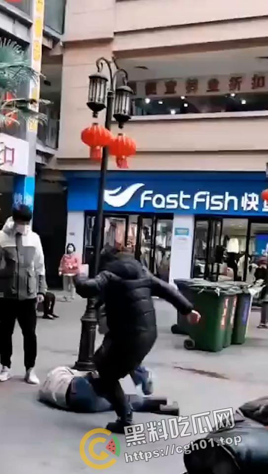 一家三口齐上阵 儿女帮妈打小三 这下全都要进局子了  吃瓜现场直达-4