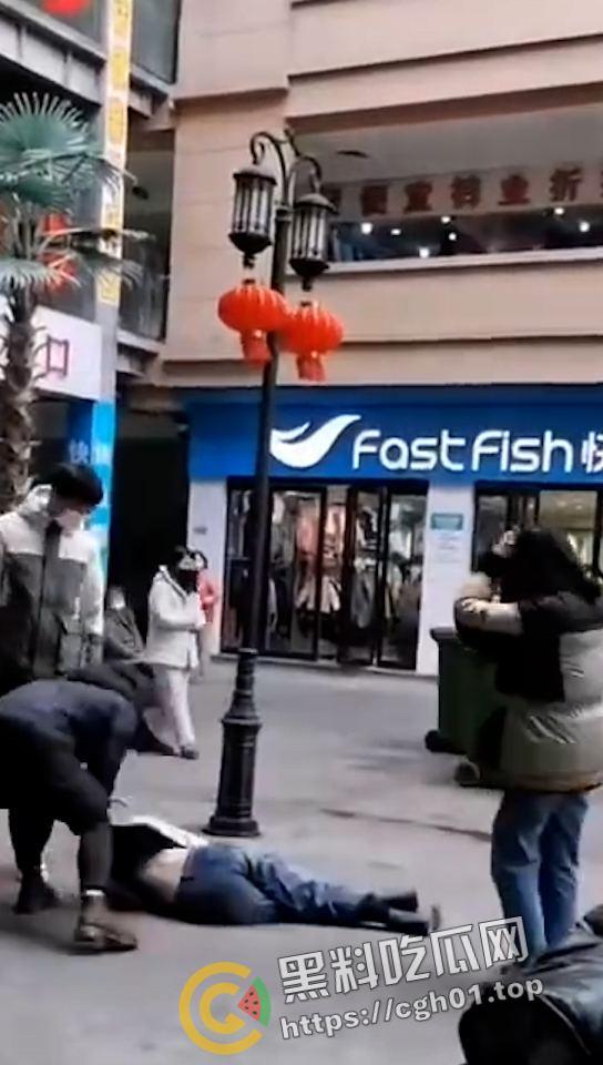 一家三口齐上阵 儿女帮妈打小三 这下全都要进局子了  吃瓜现场直达-5