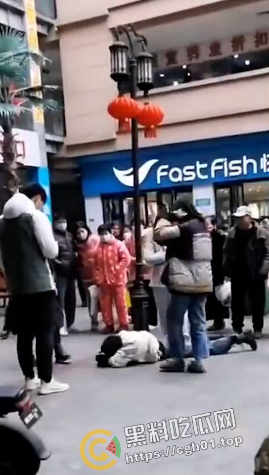 一家三口齐上阵 儿女帮妈打小三 这下全都要进局子了  吃瓜现场直达-7