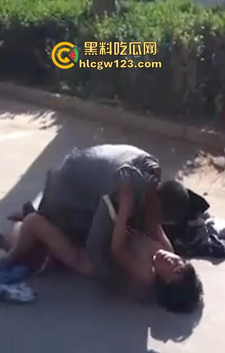 大爷大妈马路边激情做爱 被围观群众怼脸拍摄 吓的大爷连忙起身提裤子 大妈全裸状态还一脸懵逼！-5