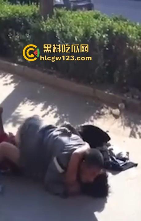 大爷大妈马路边激情做爱 被围观群众怼脸拍摄 吓的大爷连忙起身提裤子 大妈全裸状态还一脸懵逼！-6