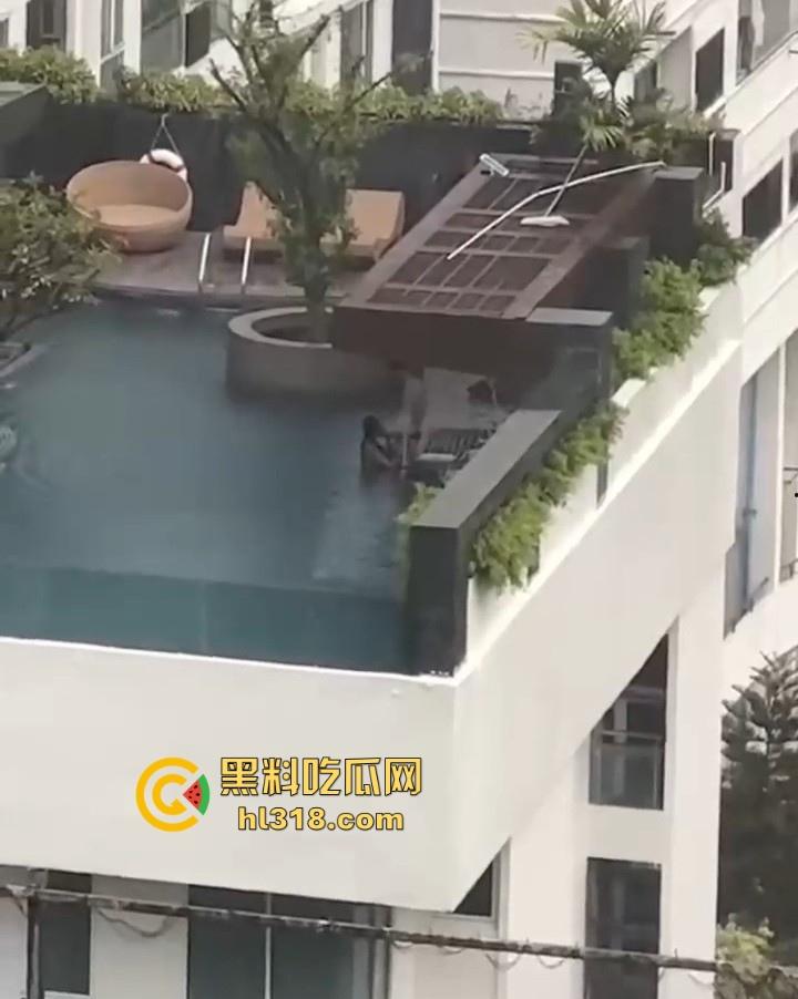 激情小情侣空中泳池激情啪啪被偷拍，泳池极限后入，口交深喉，公共场合大胆做爱，激情满满！-6