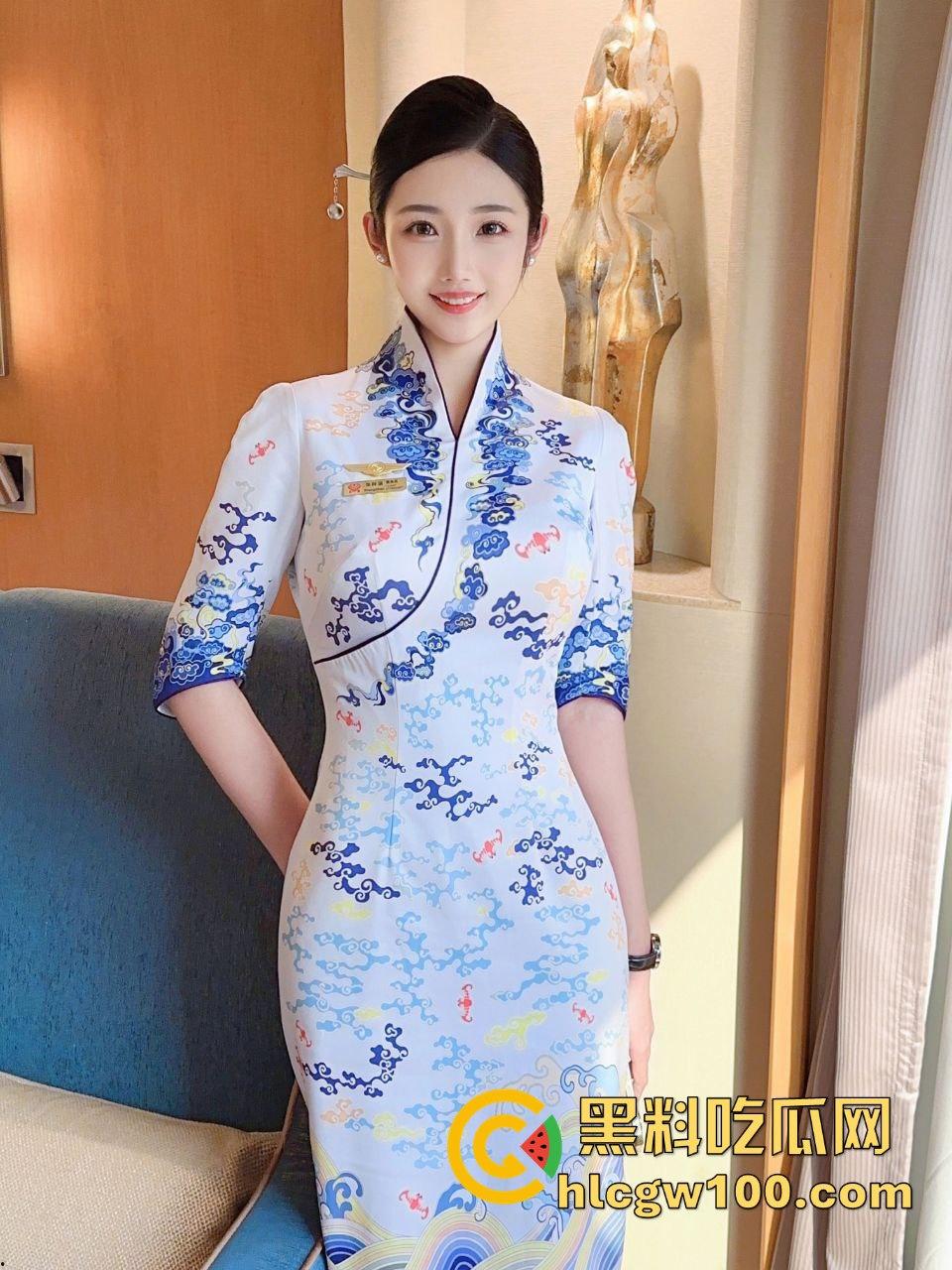 上海恋足癖老哥包养空姐只为玩脚，骚气空姐美脚喂蛋糕，老哥不日逼只玩脚，难言之瘾让人看傻！-9