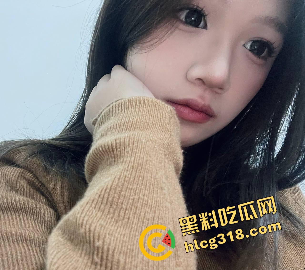 海角乱伦大神新作，野外水库边操得亲姐狂喷水，路人大爷驱赶中抠逼也能高潮！-5