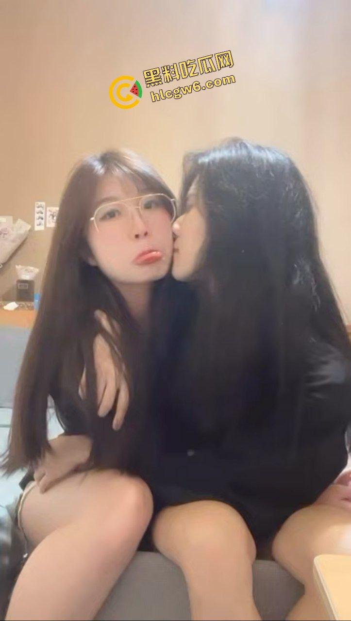 四川成都反差骚鸡女同le『胡胡晓晓』饥渴间互相舔逼激情！欠操模样超淫荡！原创独家流出！-4