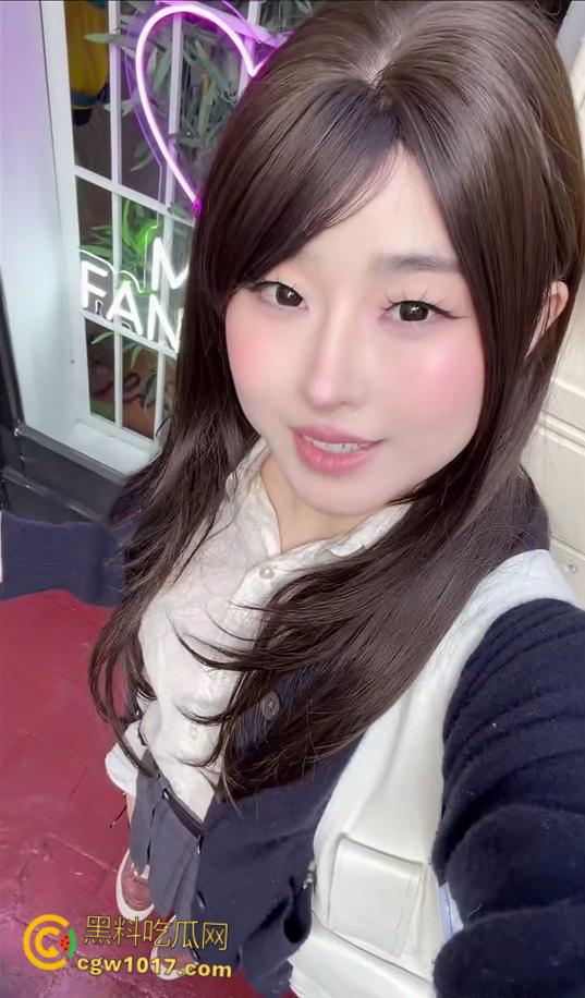 推特高颜女神【噗噗】，宜家停车场车内争吵瞬间变车震，被按倒口交足交，猛干白虎蜜穴阿黑颜高潮 ！-2