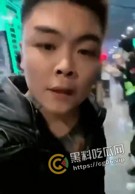 精神小伙哈尔滨斯卡拉迪厅前挑衅！上一秒嚣张至极 下一秒被打成猪头 活该-2
