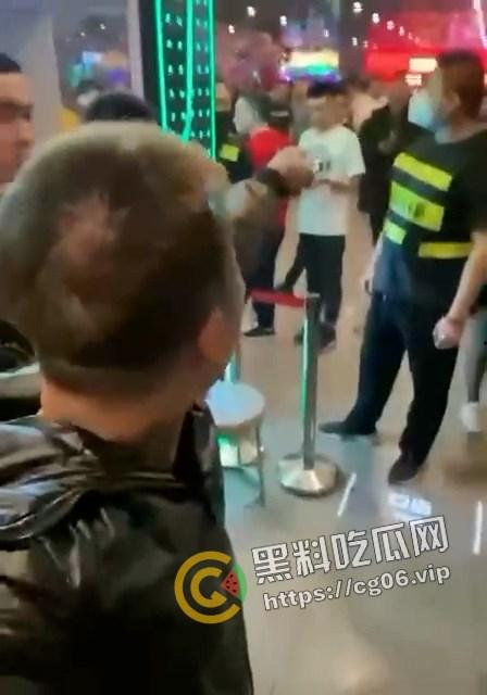 精神小伙哈尔滨斯卡拉迪厅前挑衅！上一秒嚣张至极 下一秒被打成猪头 活该-3