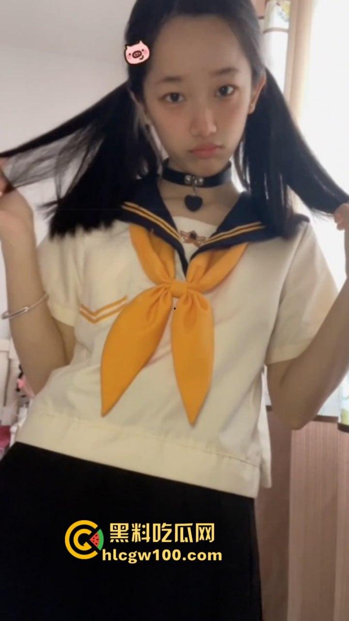 推特高颜值清纯小妹【胡椒籽】小小年纪不学好 学人家拍大尺度福利视频 真是欠肏！-1