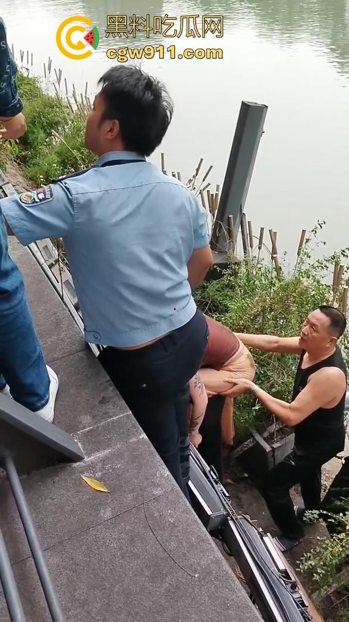 四川成都性感微胖姑娘年纪轻轻跳河，却被好心人救上来，感觉像为情所伤，大妈都纷纷围观！-2