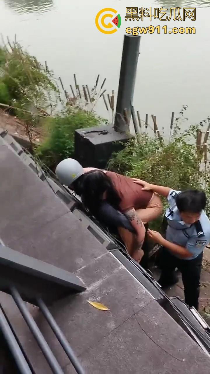 四川成都性感微胖姑娘年纪轻轻跳河，却被好心人救上来，感觉像为情所伤，大妈都纷纷围观！-3