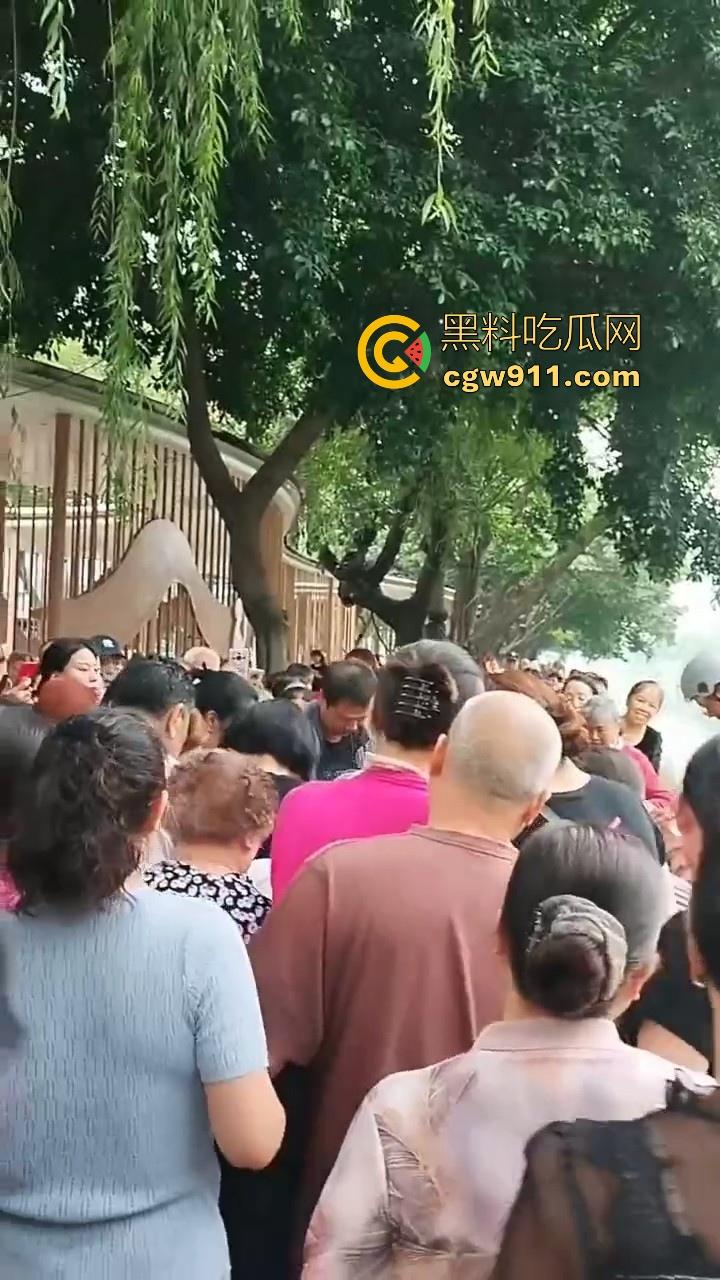 四川成都性感微胖姑娘年纪轻轻跳河，却被好心人救上来，感觉像为情所伤，大妈都纷纷围观！-8