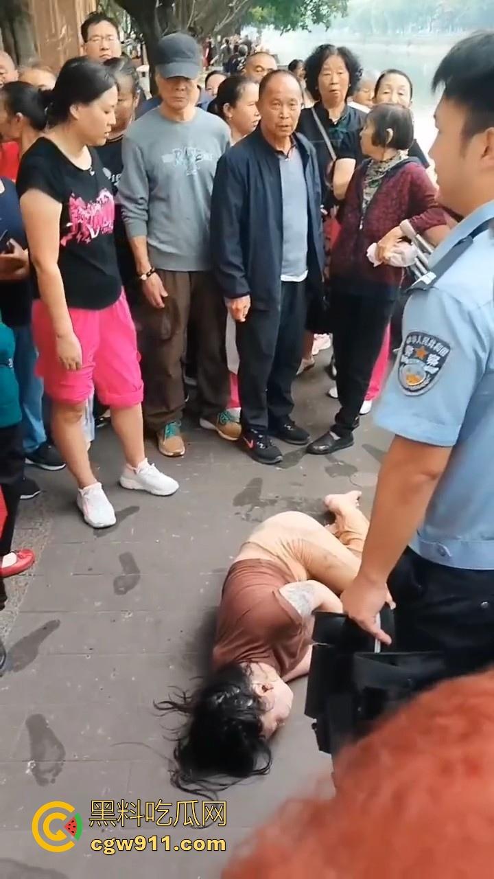 四川成都性感微胖姑娘年纪轻轻跳河，却被好心人救上来，感觉像为情所伤，大妈都纷纷围观！-9