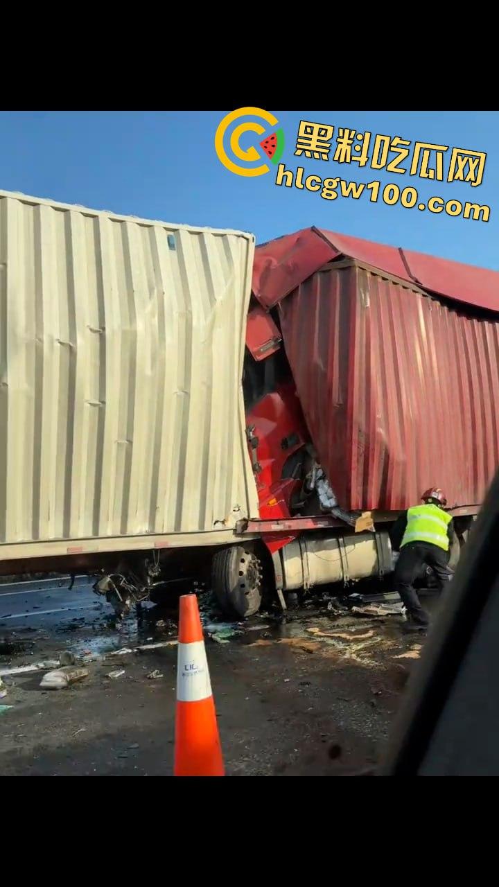 揪心！沪昆高速惊现超级追尾，几十辆车 “叠罗汉”，多辆货车车头被挤压成铁饼-4