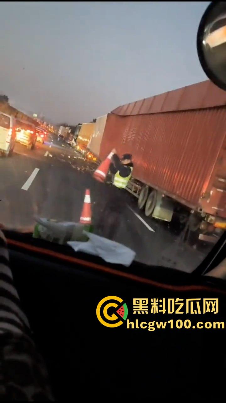 揪心！沪昆高速惊现超级追尾，几十辆车 “叠罗汉”，多辆货车车头被挤压成铁饼-5