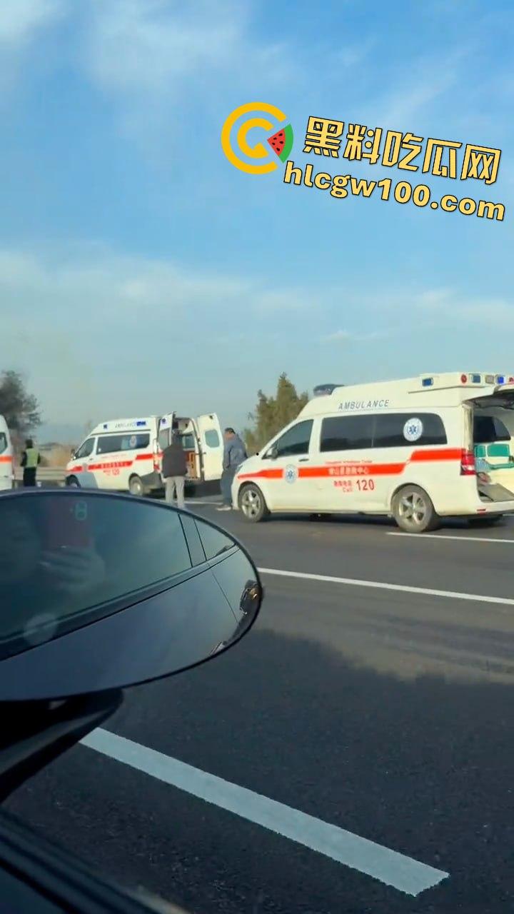 揪心！沪昆高速惊现超级追尾，几十辆车 “叠罗汉”，多辆货车车头被挤压成铁饼-9