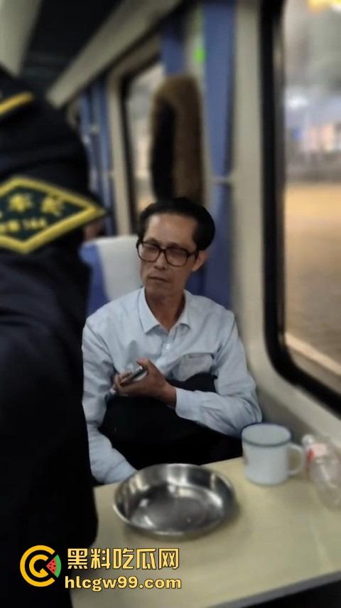 上海到东北的火车上演现实版权力秀，大叔仗着儿子是公安，嚣张跋扈，大姐当场怒怼公安就能无法无天？-1