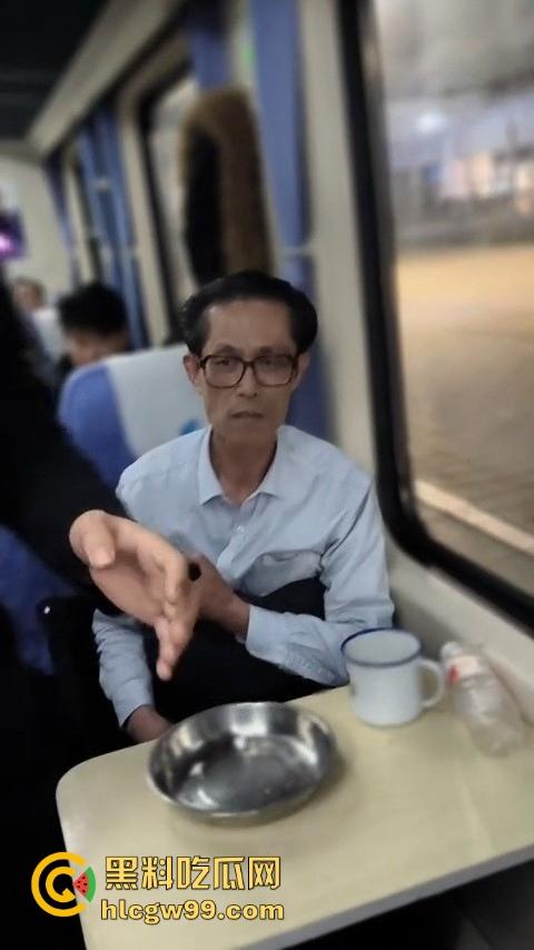 上海到东北的火车上演现实版权力秀，大叔仗着儿子是公安，嚣张跋扈，大姐当场怒怼公安就能无法无天？-2