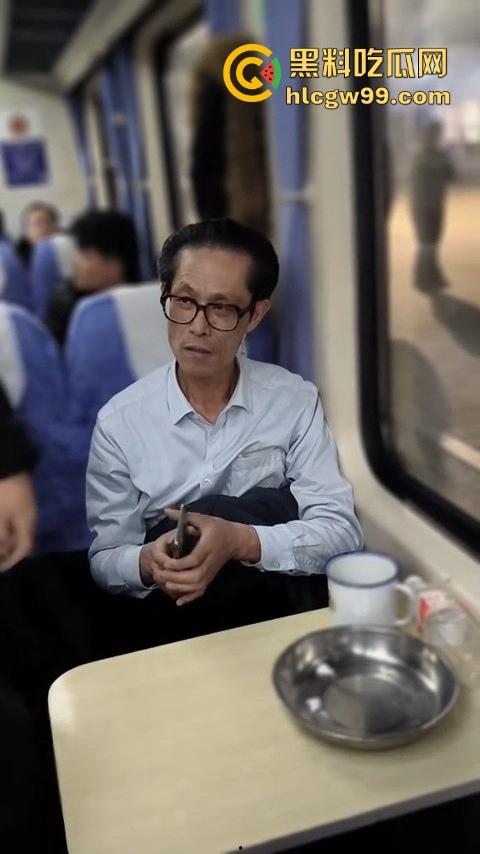 上海到东北的火车上演现实版权力秀，大叔仗着儿子是公安，嚣张跋扈，大姐当场怒怼公安就能无法无天？-4