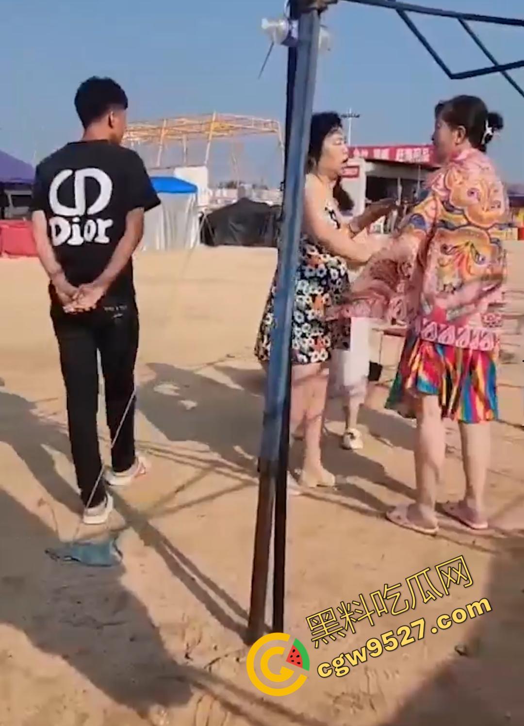 6旬大妈街头吵架全裸求操 肥臀巨乳让年轻小伙瞠目结舌乖乖溜走, 大妈骚操作惊呆路人-2