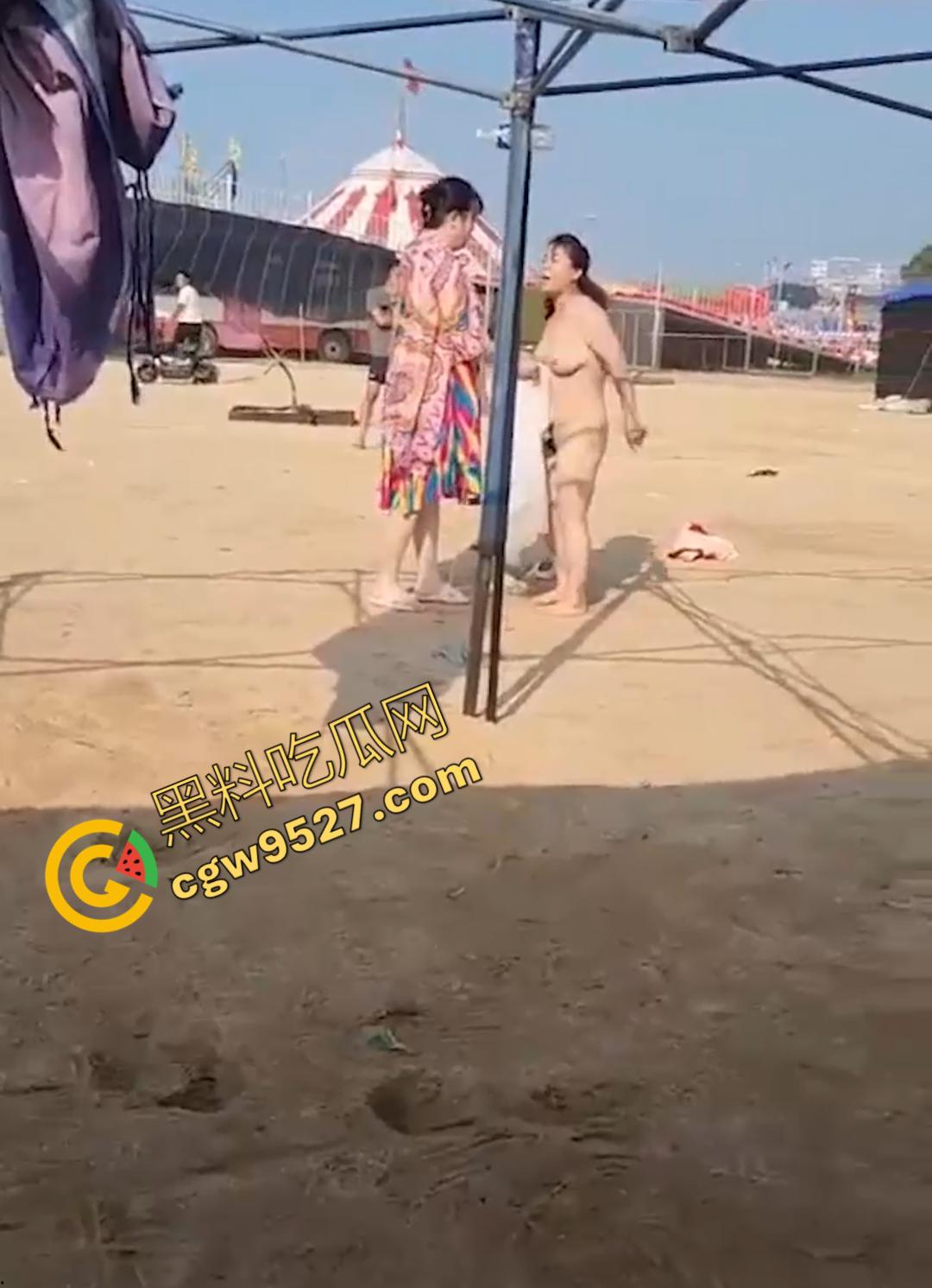 6旬大妈街头吵架全裸求操 肥臀巨乳让年轻小伙瞠目结舌乖乖溜走, 大妈骚操作惊呆路人-4