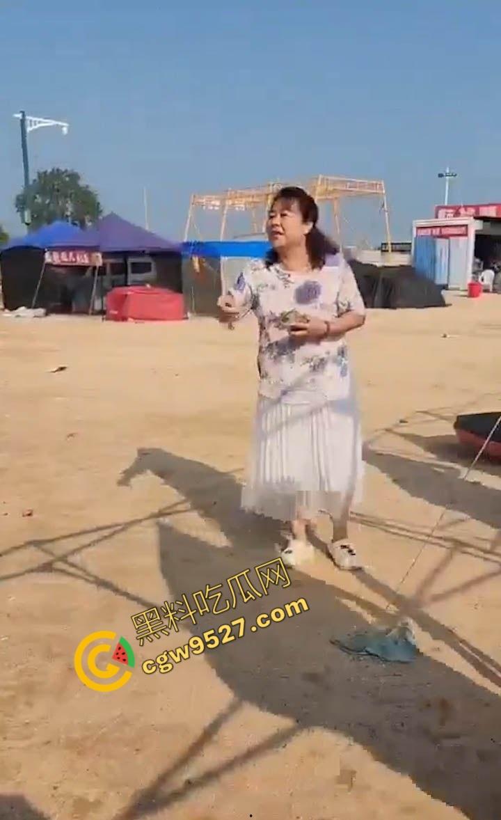 6旬大妈街头吵架全裸求操 肥臀巨乳让年轻小伙瞠目结舌乖乖溜走, 大妈骚操作惊呆路人-6