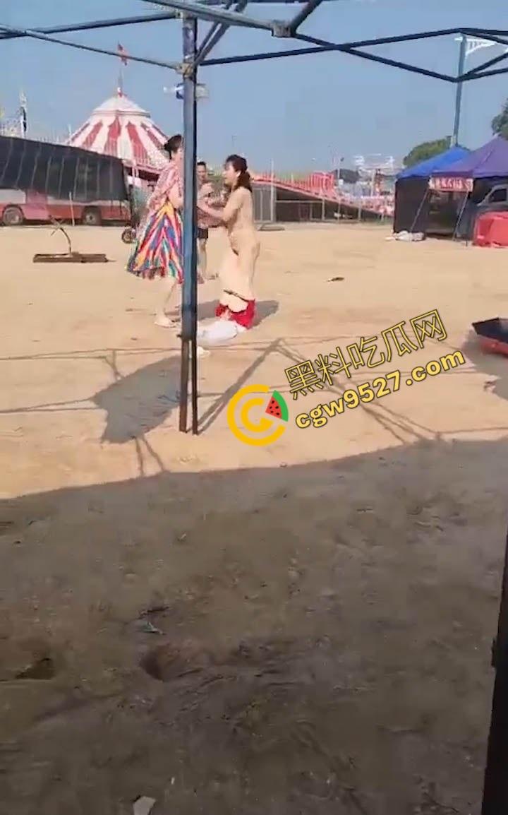 6旬大妈街头吵架全裸求操 肥臀巨乳让年轻小伙瞠目结舌乖乖溜走, 大妈骚操作惊呆路人-7