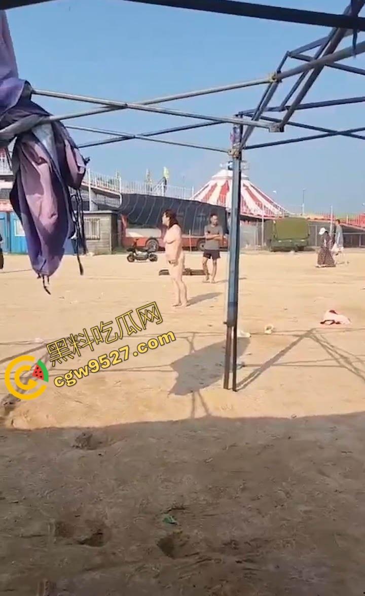 6旬大妈街头吵架全裸求操 肥臀巨乳让年轻小伙瞠目结舌乖乖溜走, 大妈骚操作惊呆路人-8