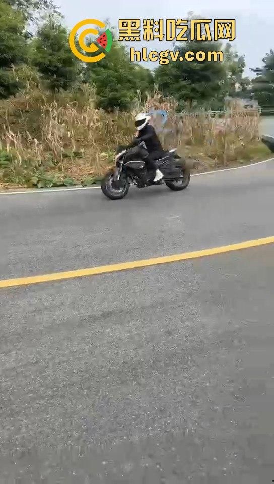 小仙女骑摩托压弯失败摔车！摔得惨不忍睹，看到吃瓜群众拍摄直接破防大骂！-2