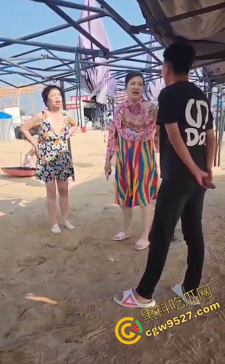 6旬大妈街头吵架全裸求操 肥臀巨乳让年轻小伙瞠目结舌乖乖溜走, 大妈骚操作惊呆路人-9