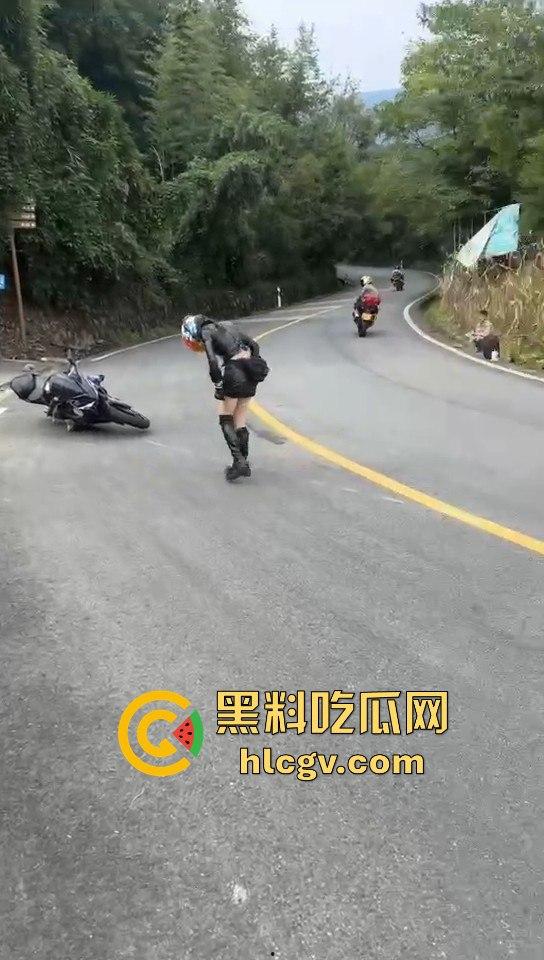 小仙女骑摩托压弯失败摔车！摔得惨不忍睹，看到吃瓜群众拍摄直接破防大骂！-5
