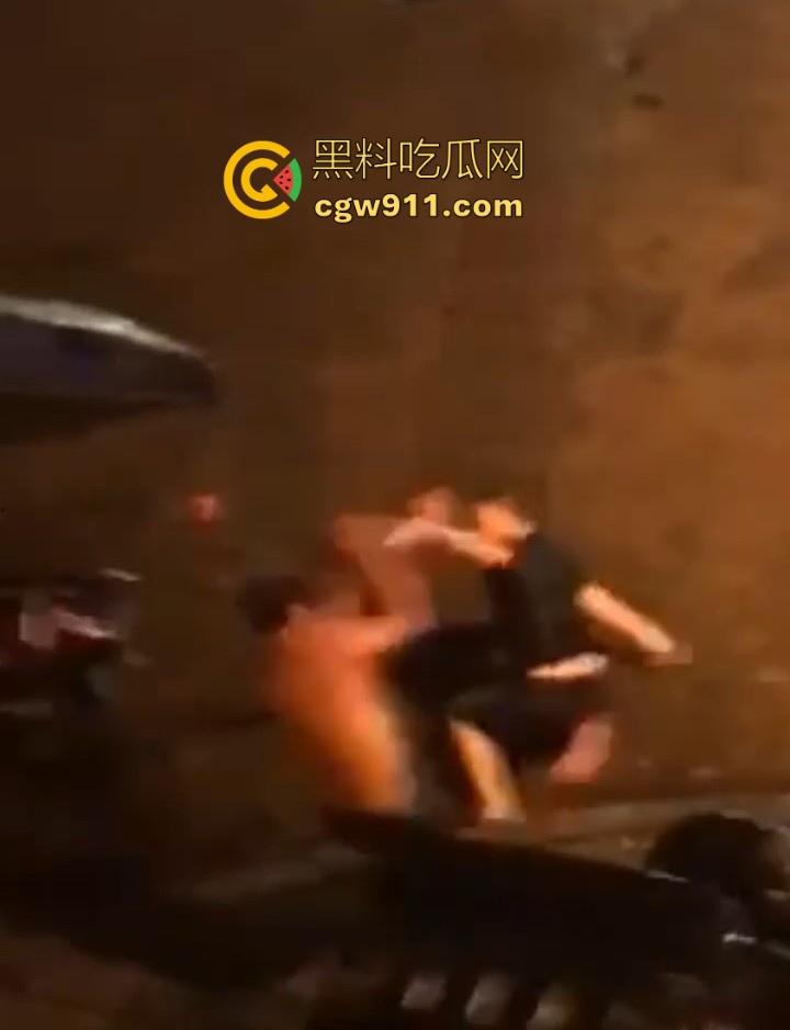 街头斗殴！黑衣男子遭20斤巨石猛砸头部，鲜血直流场面极度暴力，现场视频流出，隔着屏幕都感觉很窒息！-5