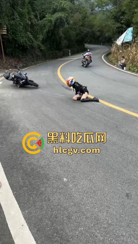 小仙女骑摩托压弯失败摔车！摔得惨不忍睹，看到吃瓜群众拍摄直接破防大骂！-11