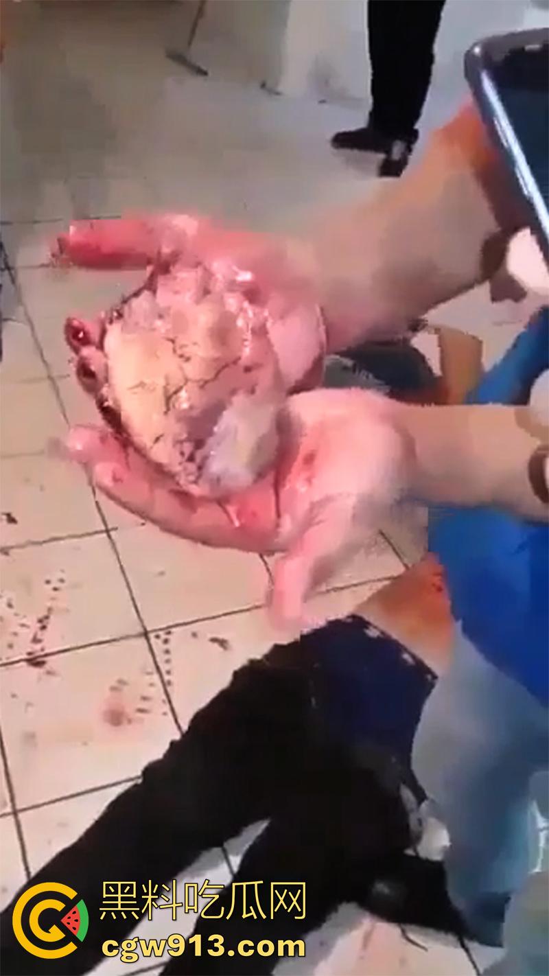 暗网流出墨西哥毒枭杀人现场，抓住其他帮派成员，直接挖出心脏，还在手中跳动，把头割下来当球踢！-1