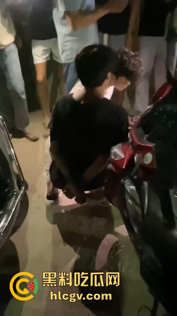 饶平霞东公园精神小伙偷车被当场抓获，装逼不成反成笑话！-2