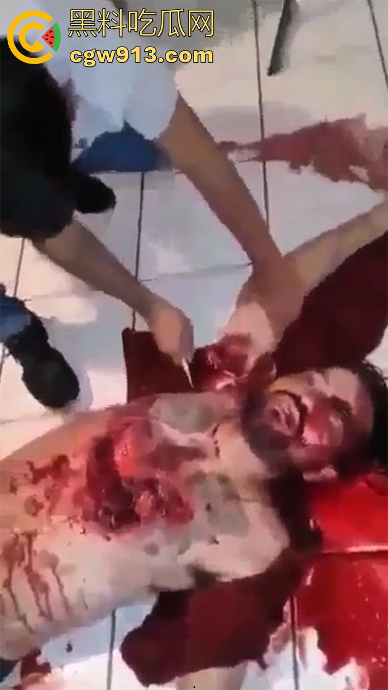 暗网流出墨西哥毒枭杀人现场，抓住其他帮派成员，直接挖出心脏，还在手中跳动，把头割下来当球踢！-7