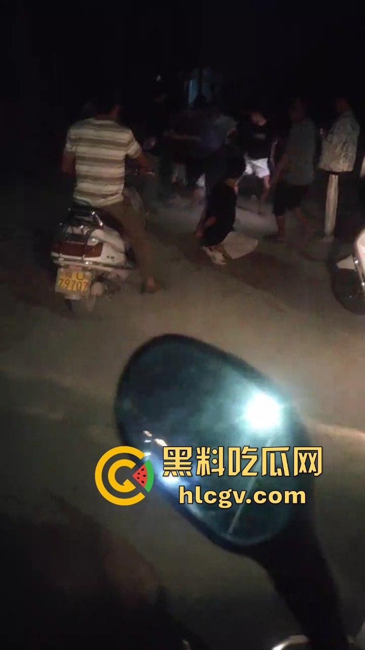 饶平霞东公园精神小伙偷车被当场抓获，装逼不成反成笑话！-3