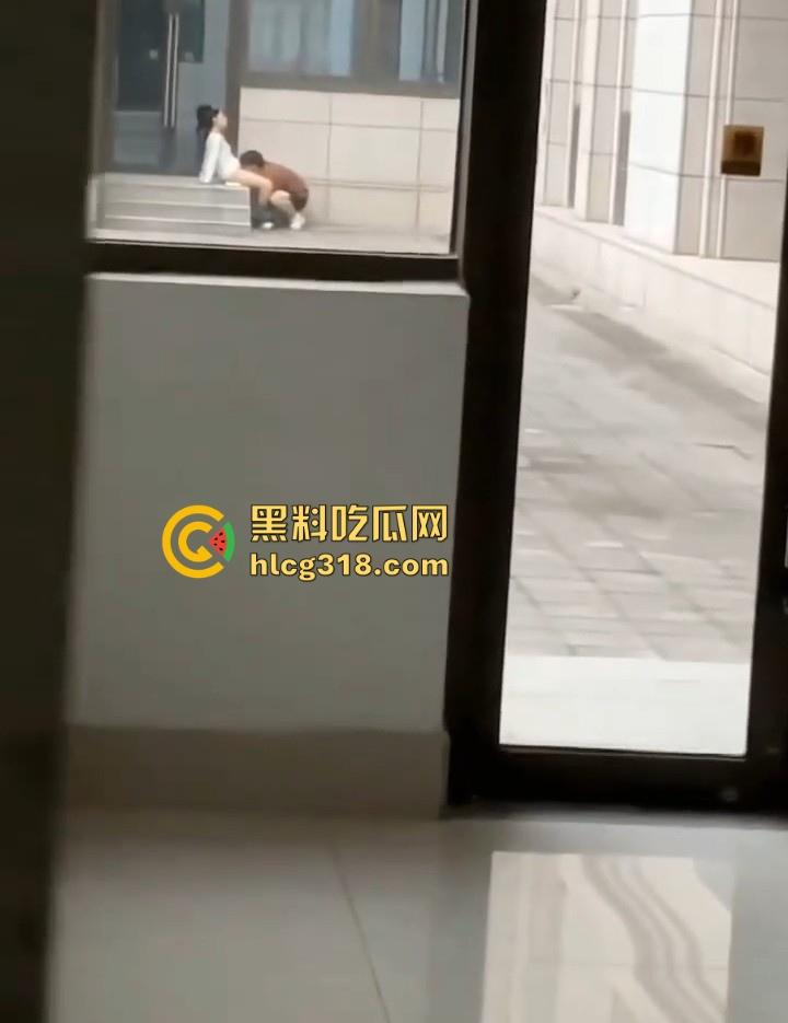 长春师范学院图书馆，狗男女光天化日上演舔逼之战，男子将头深埋女友胯下疯狂舔食，激情四溢！-4