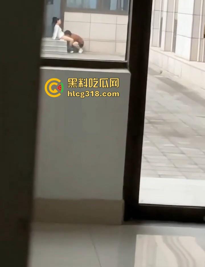 长春师范学院图书馆，狗男女光天化日上演舔逼之战，男子将头深埋女友胯下疯狂舔食，激情四溢！-5