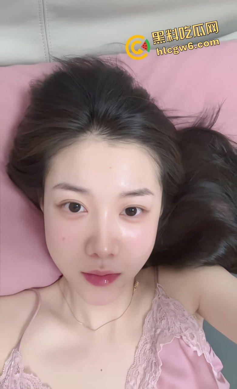 山东潍坊反差母狗社会小少妇『邓慧』寂寞饥渴喊闺蜜约炮大哥 酒店开房双飞激情！原创独家流出！-1